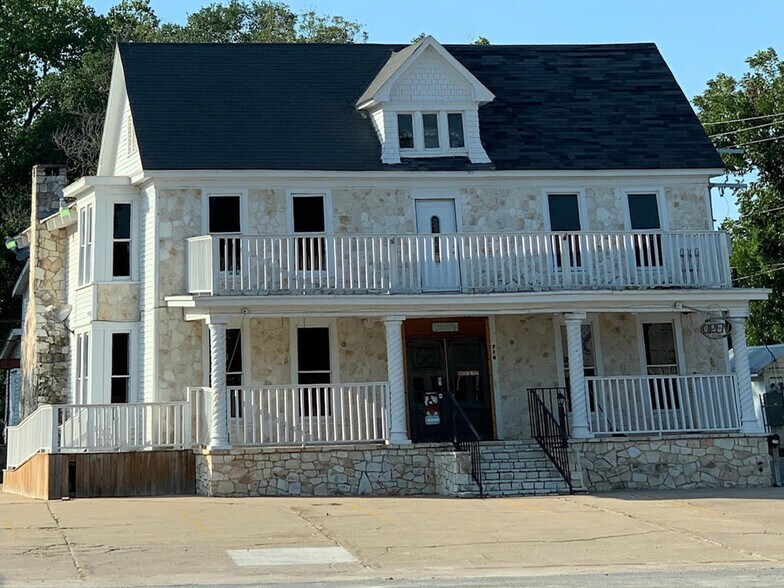 710 W Travis St, La Grange, TX for sale - Primary Photo - Image 1 of 1