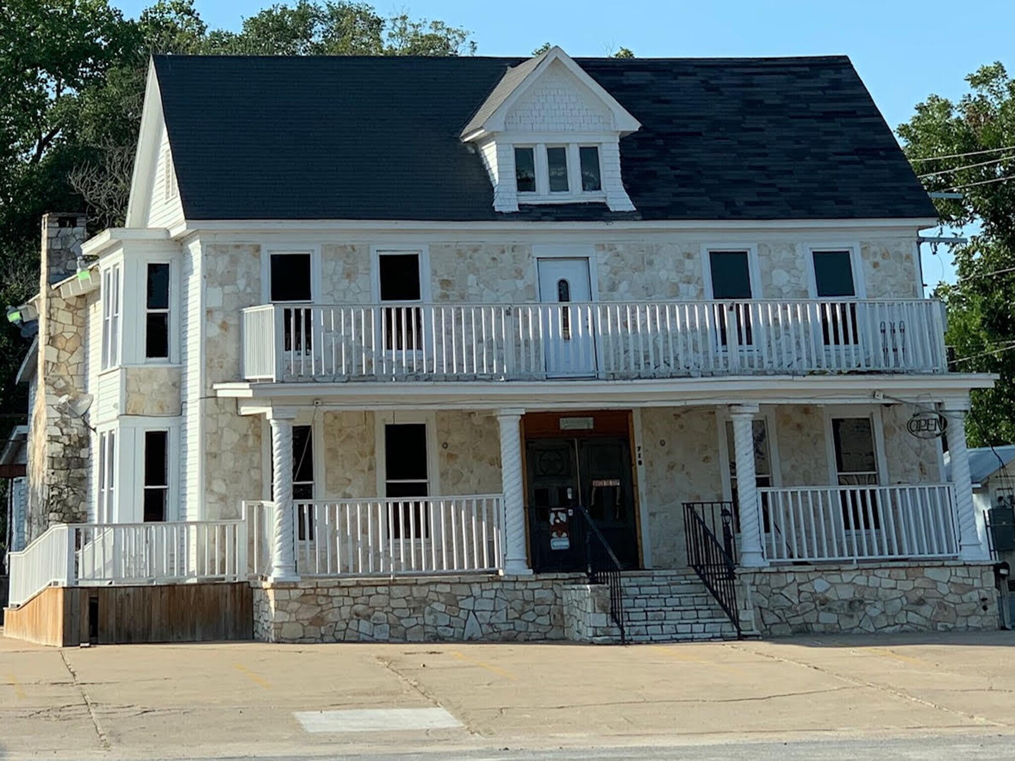 710 W Travis St, La Grange, TX for sale Primary Photo- Image 1 of 1