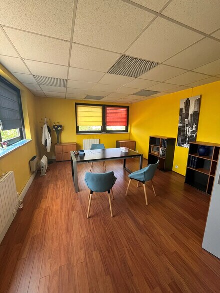 Office in Élancourt for lease - Interior Photo - Image 1 of 8