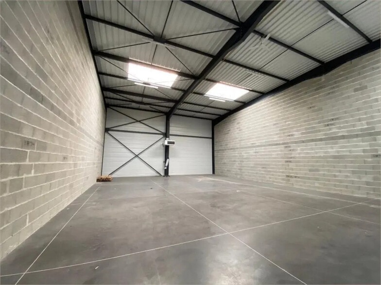 Office in Saint-Priest for lease - Interior Photo - Image 3 of 5