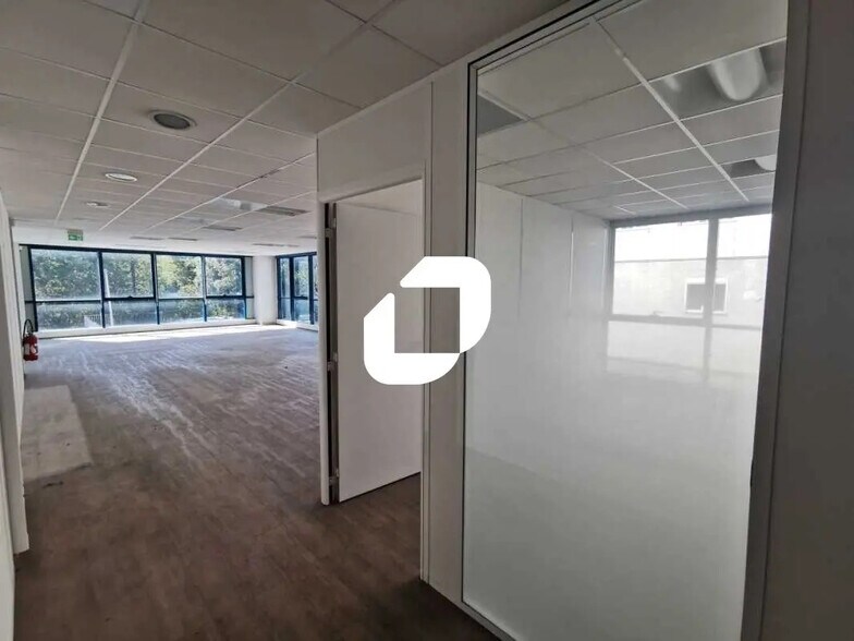 533 Avenue Du Général De Gaulle, Clamart for lease - Building Photo - Image 3 of 48