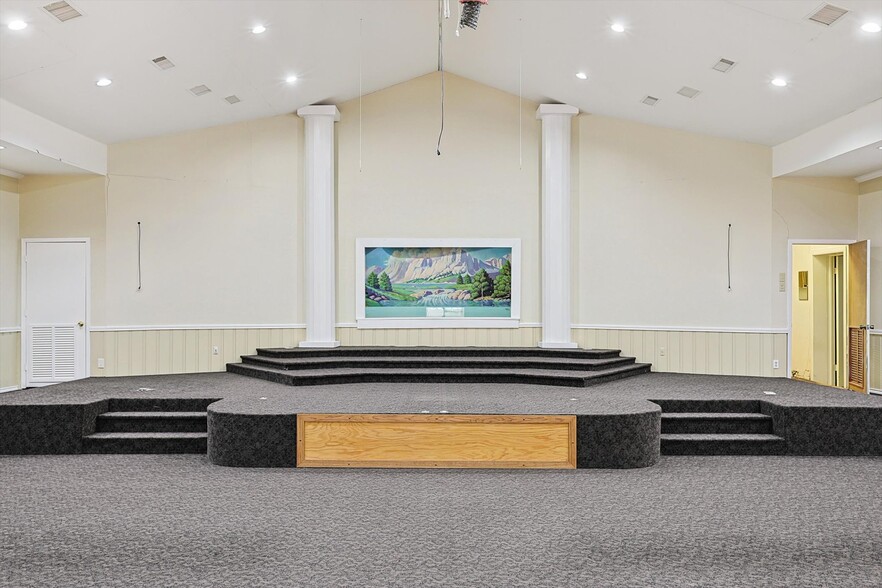 325 S Cowan Ave, Lewisville, TX for sale - Interior Photo - Image 3 of 21