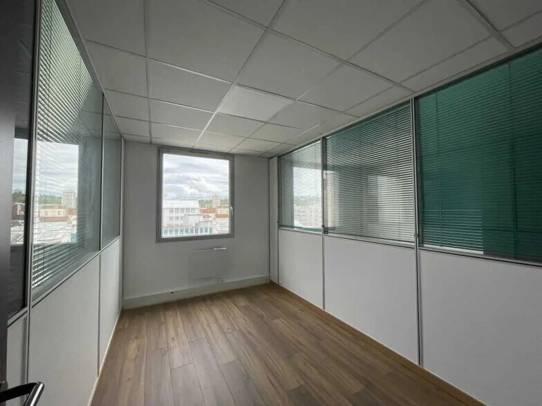 Office in Pantin for lease - Interior Photo - Image 2 of 6