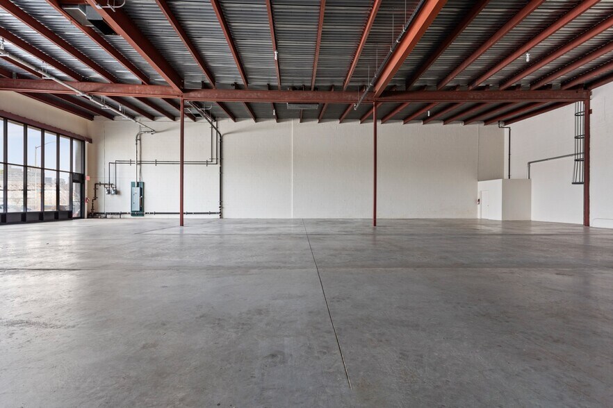 55 Kent Ave, Brooklyn, NY for lease - Interior Photo - Image 2 of 6