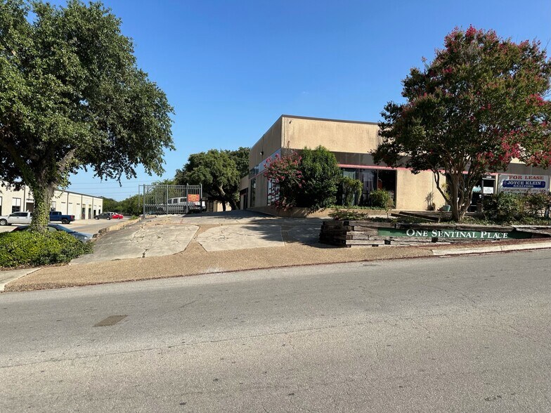 10444-10458 Sentinel St, San Antonio, TX for lease - Building Photo - Image 3 of 9