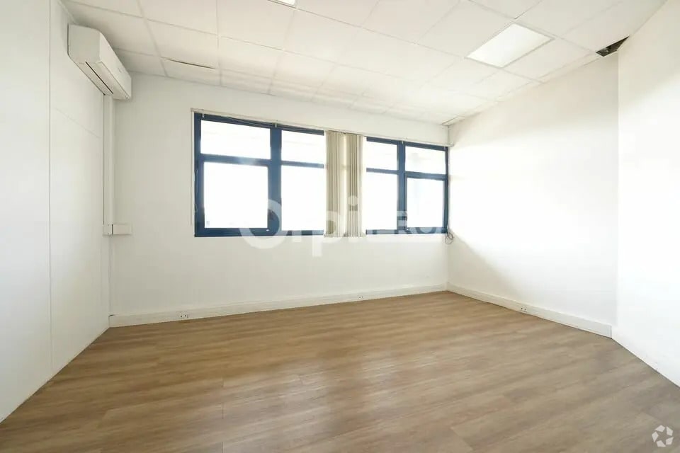 Office in Bron for lease Interior Photo- Image 1 of 9