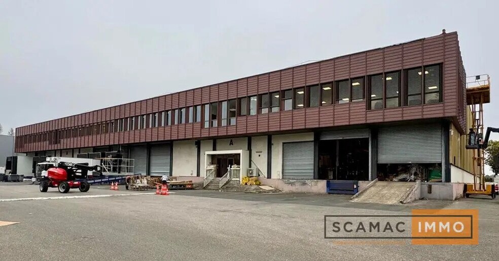 Industrial in Wissous for lease - Building Photo - Image 1 of 5