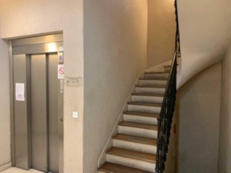 Office in Bordeaux for lease - Lobby - Image 3 of 4