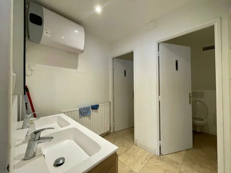 Retail in Bordeaux for lease - Building Photo - Image 3 of 4