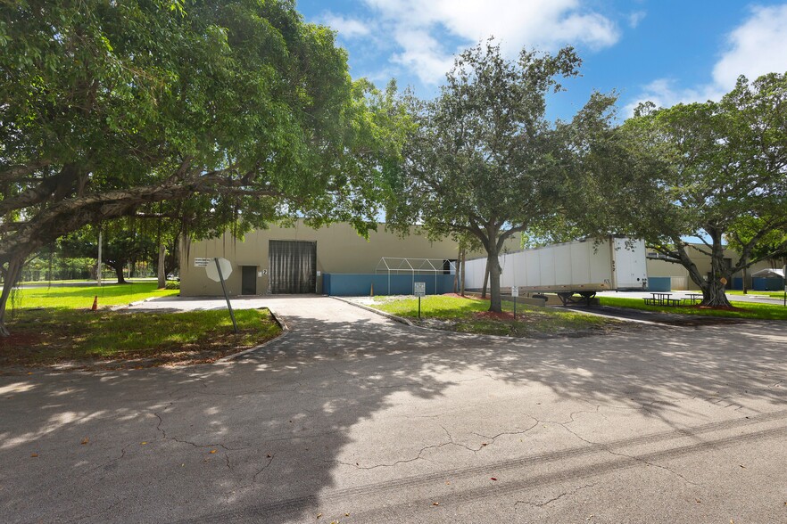14100 NW 58th Ct, Miami Lakes, FL for lease - Building Photo - Image 2 of 4