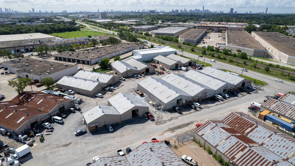 10612 Hempstead Rd, Houston, TX for lease - Building Photo - Image 3 of 4