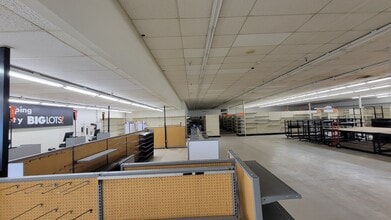 808-908 W Maple St, Hartville, OH for lease Building Photo- Image 1 of 9