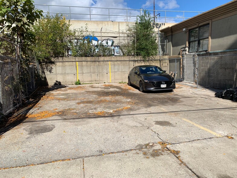 45-15 Barnett Ave, Long Island City, NY for lease - Building Photo - Image 1 of 1