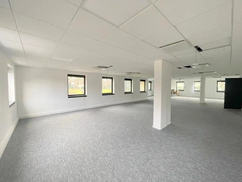 Office in Le Pecq for lease - Interior Photo - Image 2 of 13