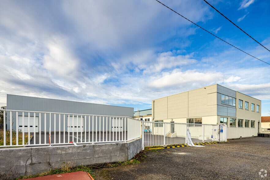Flex in Saint-Priest for lease - Building Photo - Image 2 of 2