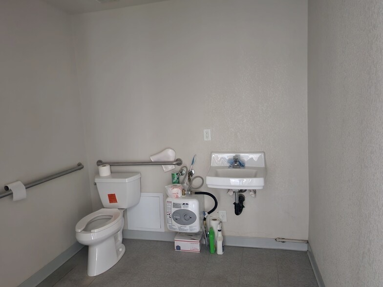 21 Cygnet Dr, Mound House, NV for lease - Interior Photo - Image 2 of 14