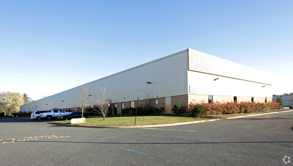 323A Fairfield Rd, Freehold, NJ for lease - Primary Photo - Image 1 of 2