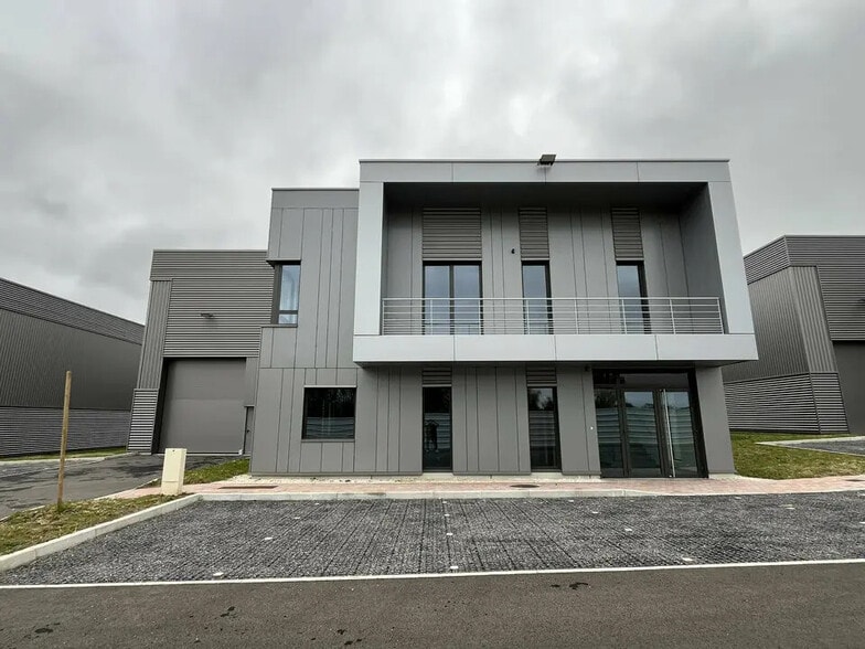 Flex in Courtry for sale - Building Photo - Image 2 of 8