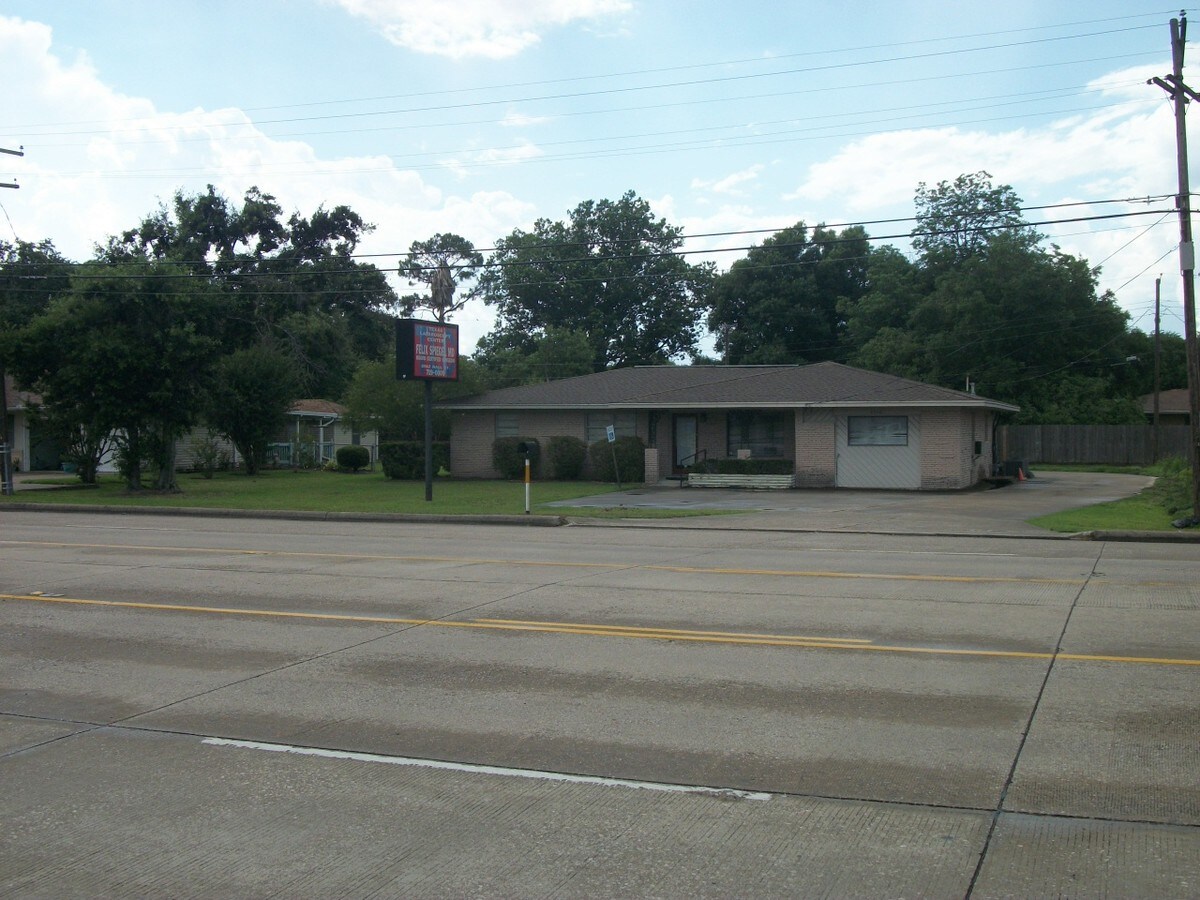 2512 Nall St, Port Neches, TX 77651