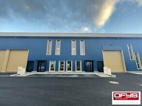 Flex in Saint-Bonnet-de-Mure for lease Building Photo- Image 2 of 5