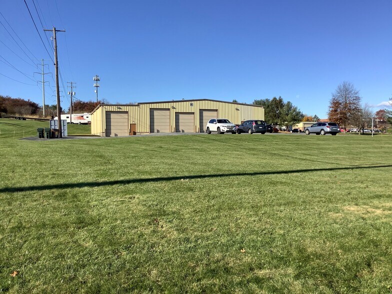 4440 Spring Hill Dr, Schnecksville, PA 18078