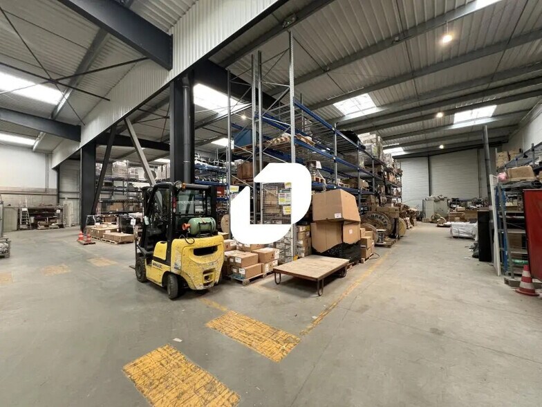 Office in Lesquin for lease - Building Photo - Image 1 of 11