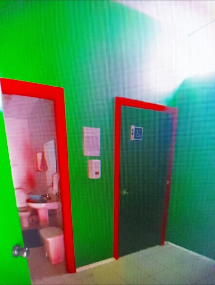 Retail in Cáceres for lease - Building Photo - Image 2 of 7