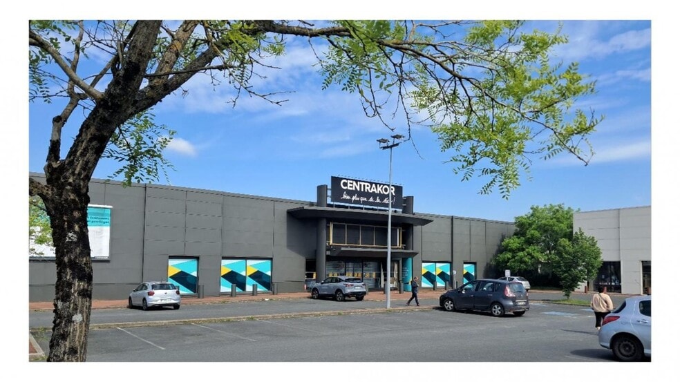Retail in for lease - Building Photo - Image 1 of 8