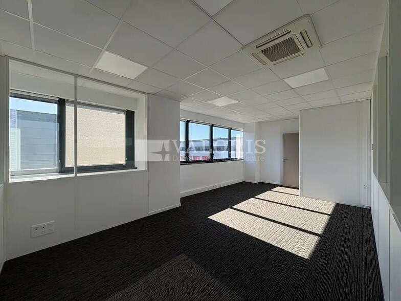 Office in Meyzieu for lease - Interior Photo - Image 2 of 6