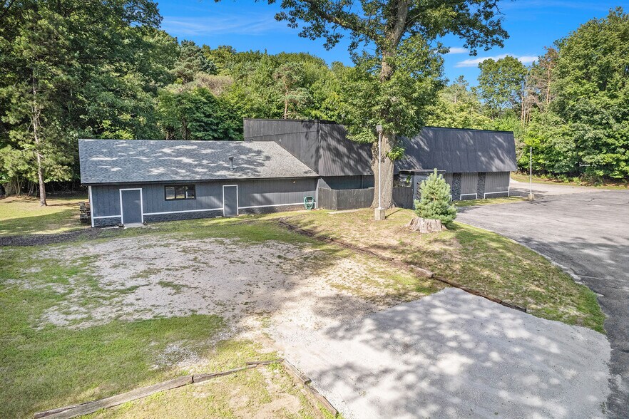 1166 N Rath Ave, Ludington, MI 49431 Commercial building near