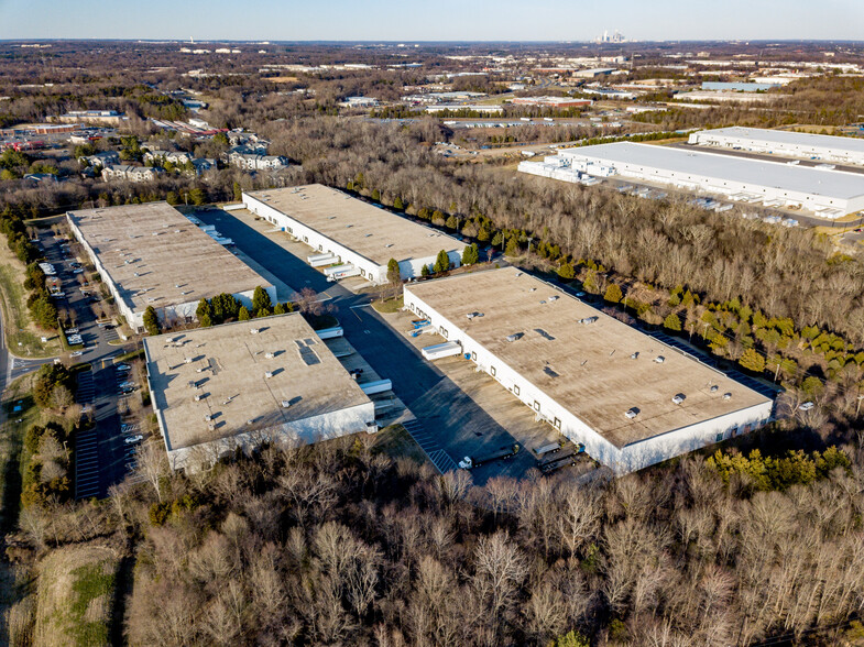 13321 Carowinds Blvd, Charlotte, NC for lease - Building Photo - Image 1 of 1