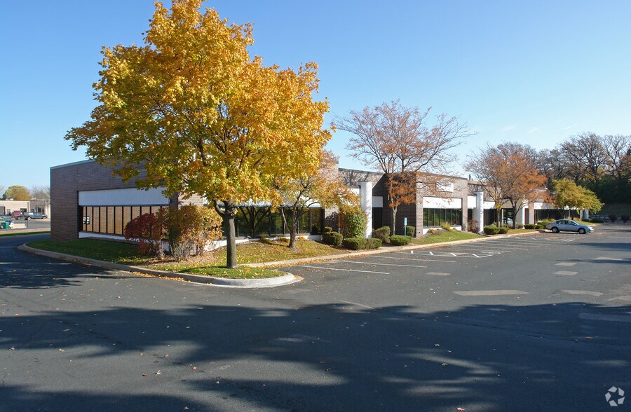10200 Valley View Rd, Eden Prairie, MN for lease - Primary Photo - Image 1 of 6