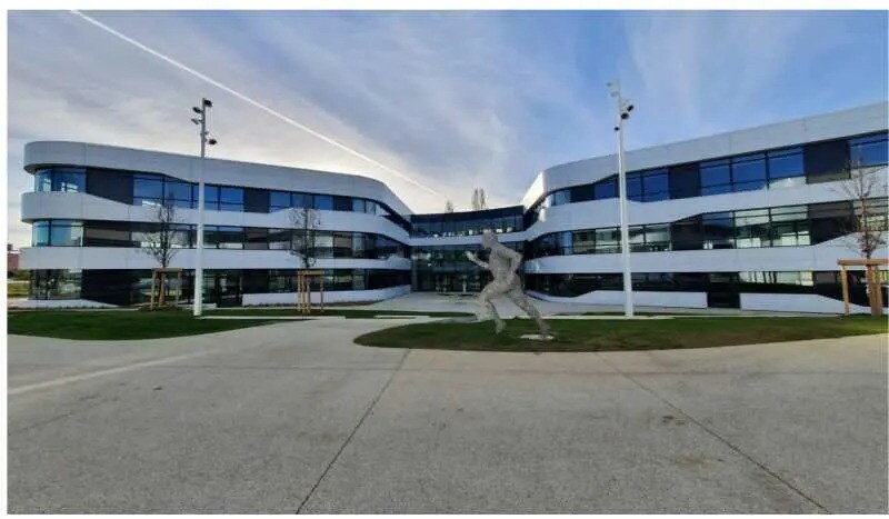 Office in Champagne-au-Mont-d'Or for lease - Building Photo - Image 1 of 12