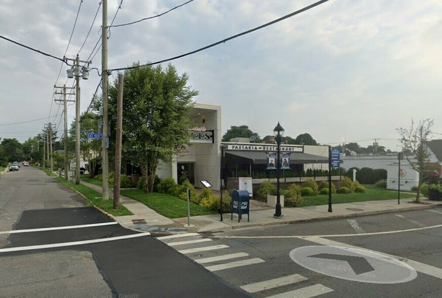 300 E Main St, Riverhead, NY for lease - Building Photo - Image 2 of 11