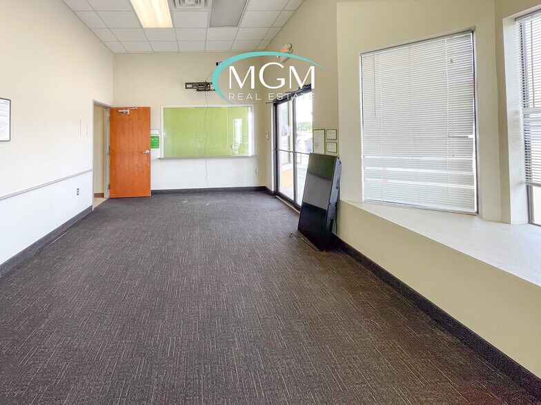 1652 E Houston St, Beeville, TX for lease - Building Photo - Image 2 of 17