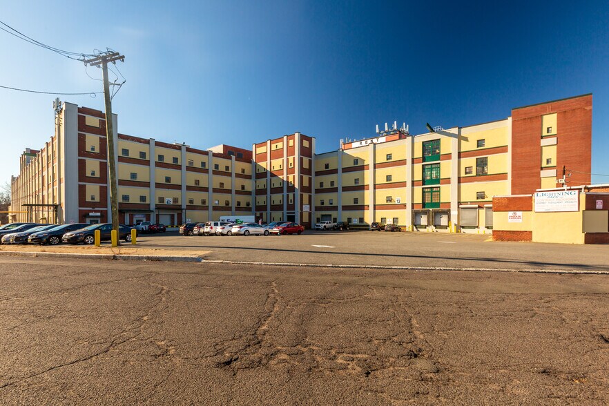 239 Lindbergh Pl, Paterson, NJ for lease - Building Photo - Image 2 of 15