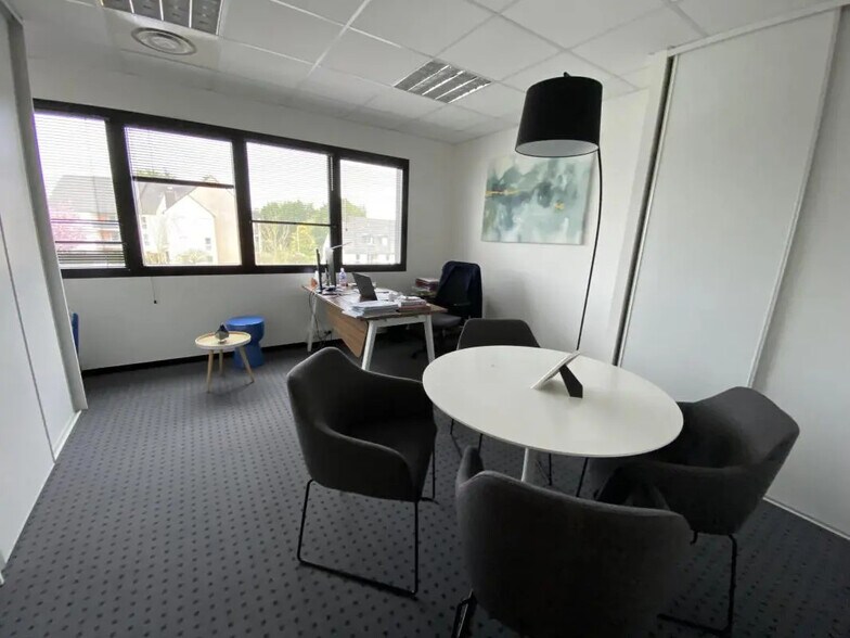 Office in Saint-Grégoire for lease - Interior Photo - Image 2 of 12