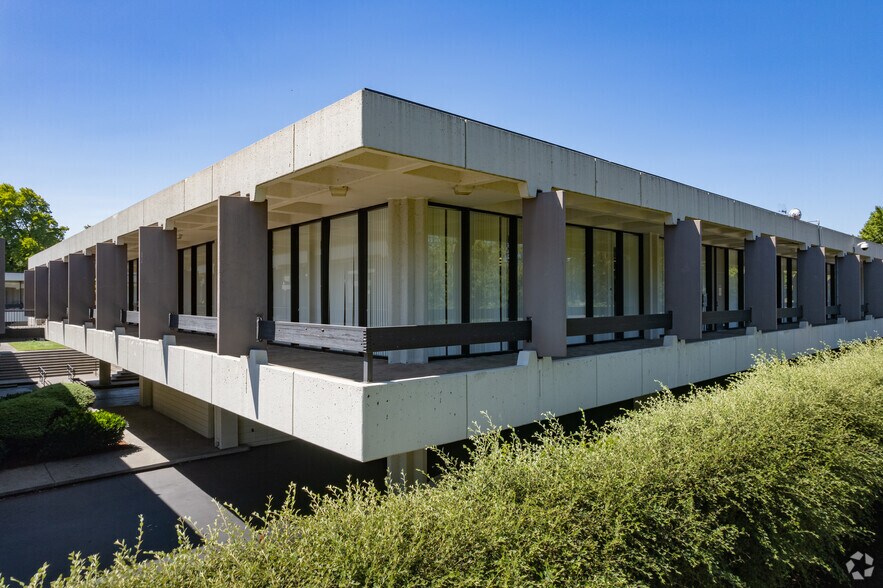 1425 NE Irving St, Portland, OR for lease - Primary Photo - Image 1 of 2