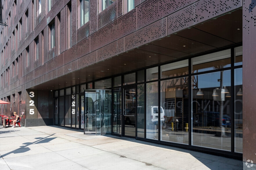 325 Kent Ave, Brooklyn, NY for lease - Building Photo - Image 3 of 6