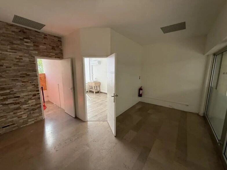 Office in Fréjus for lease - Building Photo - Image 3 of 22