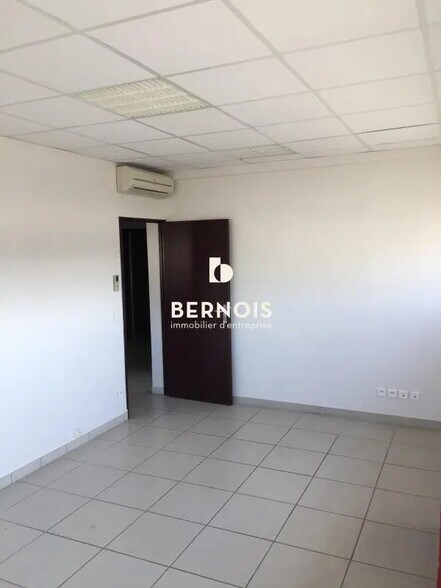 Office in Six-Fours-les-Plages for lease - Interior Photo - Image 2 of 4