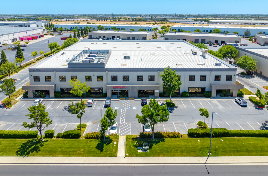 2051 Cessna Dr, Vacaville, CA for lease - Building Photo - Image 2 of 7