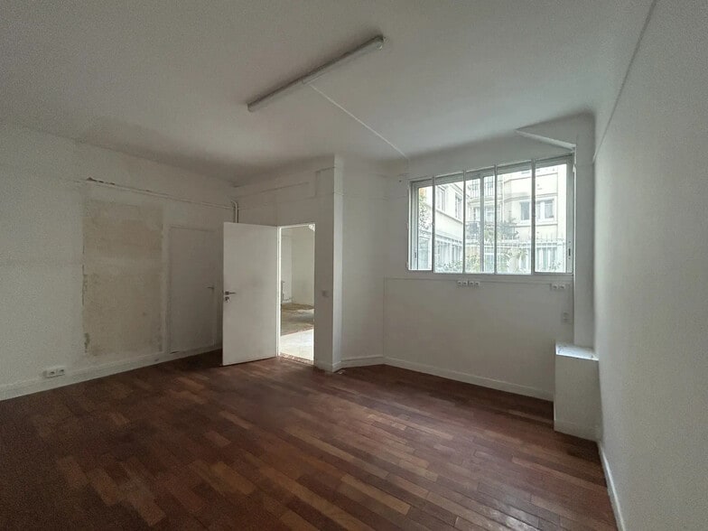 13 Rue Versigny, Paris for lease - Interior Photo - Image 3 of 7