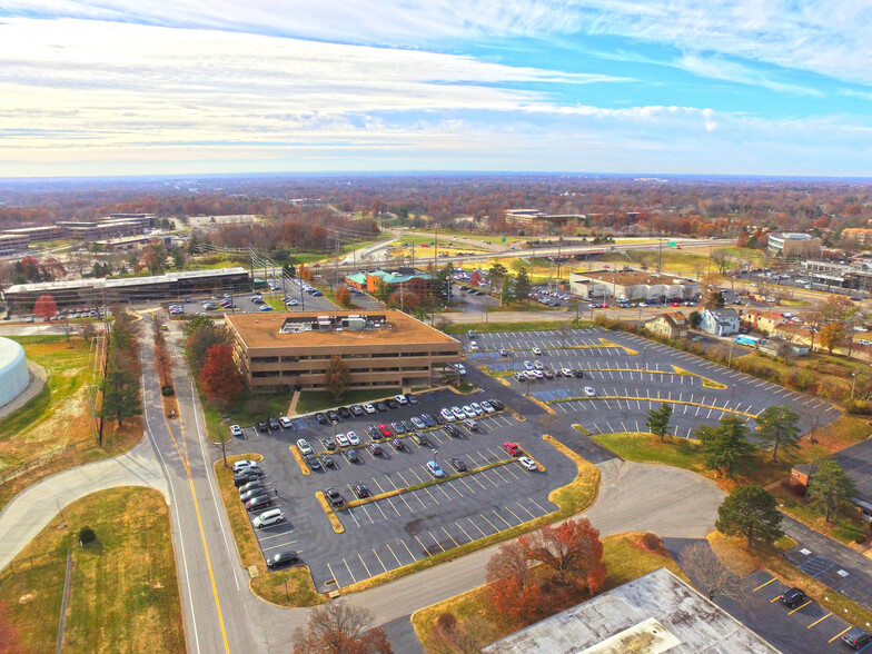 1015 Corporate Square Dr, Creve Coeur, MO for lease - Building Photo - Image 2 of 4