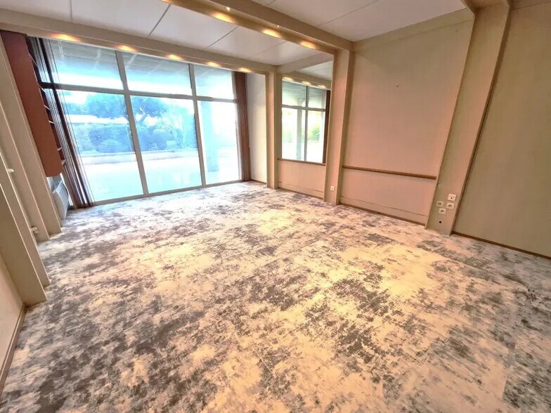 Retail in Saint-Laurent-du-Var for lease - Interior Photo - Image 1 of 3