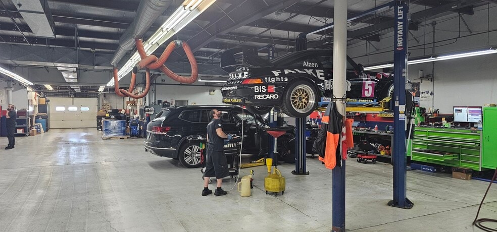 50-52 Miry Brook Rd, Danbury, CT for lease - Building Photo - Image 3 of 8