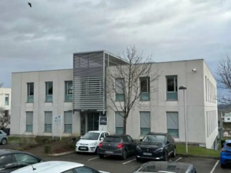 Office in Limas for lease - Building Photo - Image 2 of 3