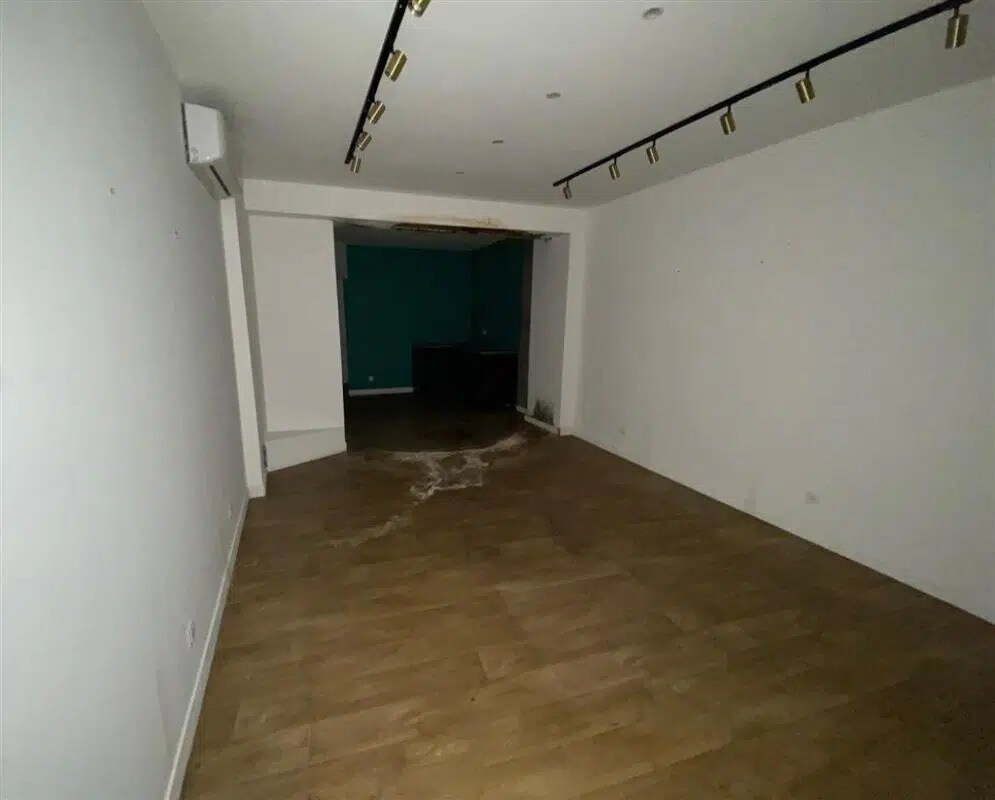 Retail in Paris for lease Building Photo- Image 1 of 8