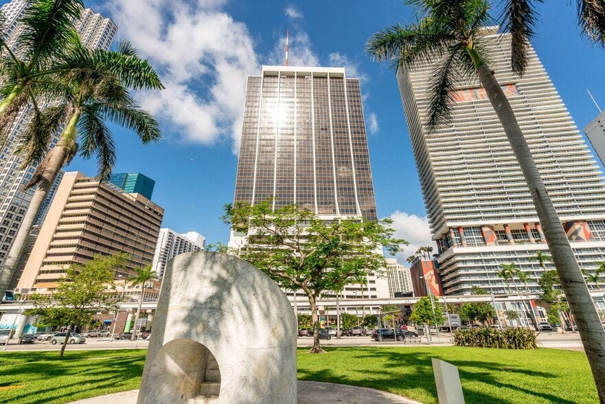 2 S Biscayne Blvd, Miami, FL for lease - Building Photo - Image 2 of 9