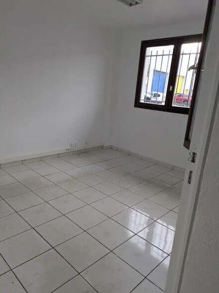 Office in Chambéry for lease - Interior Photo - Image 2 of 7